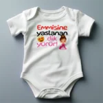 Emmisine Yaslanan Dik Yürür Kız Body Baskılı Zıbın